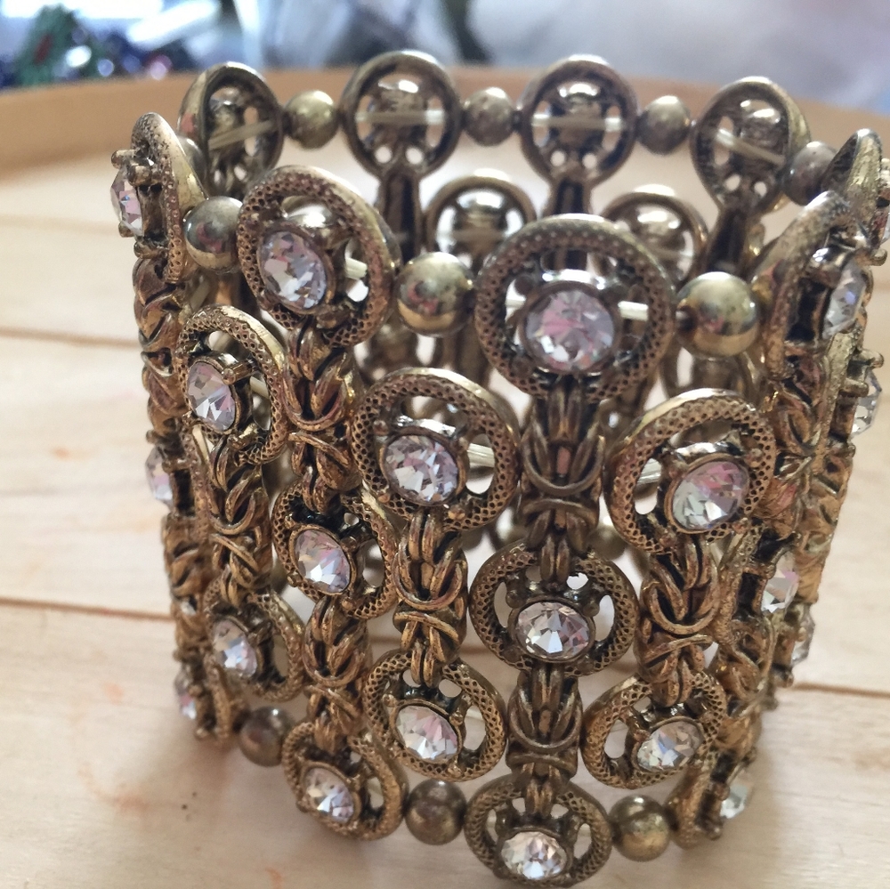 Gold toned stretchy bracelet
